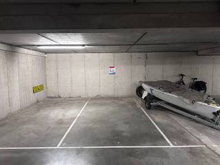 <strong>Residentie Zonnewende</strong><br /><br />Deze autostaanplaats op niveau -1 bevindt zich op een toplocatie in Knokke, vlakbij de Lippenslaan en het Zegemeer. Ideaal als vaste parkeerplek of als slimme investering.<br /><br />Kenmerken:
<ul>
	<li>Afmetingen: ca. 2,10 m breed x 5,5 m lang</li>
	<li>Toegang via autolift</li>
</ul>
Interesse in deze autostaanplaats? Neem vandaag nog contact op voor meer info of een bezoek.<br />Ref: G735