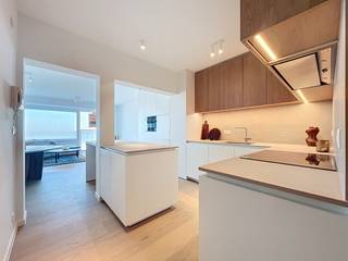 Dit appartement (type doorloper) werd volledig gerenoveerd met hoogwaardige materialen en ingemaakte kasten. <br />De indeling is als volgt: Inkomhal, woonkamer, volledig ingerichte keuken, toilet, twee slaapkamers, badkamer met dubbele lavabo en inloopdouche en ruimt voor wasmachine en droogkast. <br />Er is een terras mét bergplaats aan de achterzijde van de slaapkamers.  Gemeenschappelijke fietsenberging aanwezig.  Ref. Rembrandt 303