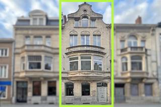 Karaktervol, historisch gebouw met gelijkvloers, ruim terras, 2 extra verdiepingen en een zolder. Geschikt voor diverse toepassingen o.a. boetiek/winkel, horeca, kantoor, vrij beroep, (groep-)praktijk, combinatie wonen/werken, ... Uitstekend gelegen binnen de stadsvesten, op de commerciële as tussen station en Grote Markt. Vlakbij het station, openbaar vervoer, parkeergelegenheid en alle andere stadsfaciliteiten.<br />Met een vloeroppervlakte gelijkvloers van 115 m² en een terras van 85 m². Nuttige oppervlakte verdiepingen 1 en 2: 82 m² en 46 m²<br />Indeling<br />GLV: Statige inkomhal, handels/kantoorruimte, toilet, terras;<br />Tussenverdieping: zitruimte, eetplaats keuken, toilet en badkamer;<br />Bovenverdieping: traphal en 2 extra kamers;<br />Zolder: met een vaste trap, ideaal voor stockage, archief, ...<br />Kelder: ruime, gecompartimenteerde kelder op stahoogte.<br />Kenmerken:<br />+ Toplocatie<br />+ Statig, historisch pand<br />+ Direct beschikbaar<br />+ Diverse invullingen mogelijk<br />+ Handelshuur<br />Interesse? Bel 0479 01 00 00 of mail naar info@avantivastgoed.be