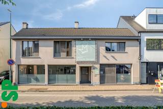 <strong>Handelspand 148m² met gerenoveerd appartement 151m².<br /><br /></strong>Indeling handelszaak: een ruime eetplaats met tal van natuurlijk lichtinval en zitplaats voor +- 40 personen, een grote werkbank/toog, twee gerenoveerde toiletten (M/V), een perfect onderhouden keuken met achterliggend twee koelcellen en extra stockageruimte.<br />Indeling appartement 1e verdiep: ruime traphal, leef- een eetruimte met toegang tot het terras, keuken, gastentoilet, zeer ruime badkamer met wasmachien aansluitingen, drie slaapkamers waarvan één met ingemaakte kasten en één met een ensuite (extra) badkamer.<br /><br />Het gebouw is doorheen de jaren gerenoveerd en begeeft zich in zeer goede staat.<br />Dit handelspand ligt op een uitstekende commerciële ligging, midden in het levendige dorpscentrum. Dankzij de centrale locatie geniet je van een constante stroom voorbijgangers, scholieren, werknemers, .... In de directe omgeving vind je voldoende parkeergelegenheid, wat zorgt voor een vlotte bereikbaarheid en een hoge zichtbaarheid.<br /><br />EPC: Label C.<br /><br />Extra troeven: <br />- Verwarming op gas en airco's zowel op het gelijkvloers als de 1e verdieping<br />- Dubbele beglazing (pvc) van 2011<br />- Groot appartement boven de zaak<br />- Overname mogelijk<br /><br />Wenst u graag meer info of een bezoek? Contacteer IMMO SP op het nummer 014/51.95.00 of via caro@immosp.be
