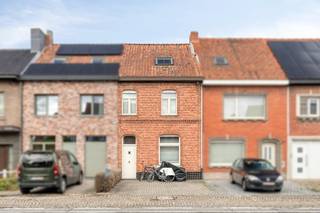 Deze rijwoning is gelegen op een gunstige ligging nabij het centrum en station van Waregem en alle invalswegen. Het huis beschikt over 3...