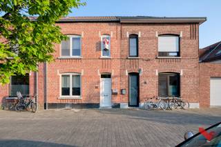 De woning bevindt zich in een rustige en groene wijk. Bij het betreden van de woning komt u binnen in de lichtrijke woonkamer, waar u kunt ontspannen na een lange dag werken. De keuken is voorzien van alle moderne gemakken en heeft een gezellige eethoek met uitzicht op de veranda en de tuin. Tevens is de tuin langs de achterzijde bereikbaar via een achterliggende weggetje. Naast de leefruimte bevindt zich de volledig vernieuwde badkamer.<br /><br />Op de eerste verdieping bevinden zich drie slaapkamers. De ruime zolderverdieping is omgebouwd tot een grote derde slaapkamer.<br /><br />De tuin is de perfecte plek om te genieten van het buitenleven. Ook als het weer iets minder is kan je schuilen onder het open tuinhuis met lounge-gedeelte en apart toilet. Ook in de veranda is het leuk vertoeven moesten de weergoden wat minder goed gezind zijn.