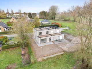 Nabij het centrum van Zarren, in een doodlopende straat omringd door groen bevinden zich deze moderne halfopen bebouwingen met zonnige tuinen.<br />Deze woningen zijn voorzien van een lichtrijke leefruimte met open keuken, inpandige garage en aansluitende keukenberging, 3 ruime slaapkamers, badkamer met bad en douche alsook apart toilet op de nachthal. De woning wordt volledig instapklaar afgewerkt. (foto's referentie voorgaande projecten).
<ul>
<li>Energiezuinige woning; </li>
<li>Groene omgeving nabij centrum; </li>
<li>Voorzien van een lucht-water warmtepomp; </li>
<li>Vloerverwarming op het gelijkvloers; </li>
<li>Regenwaterput 10.000 liter; </li>
<li>Oprit en terras reeds volledig aangelegd</li>
<li>Schilderwerken, verlichting en laminaat in de slaapkamers en nachthal inbegrepen! </li>
</ul>
Contacteer ons gerust voor meer informatie of om een afspraak in te plannen.