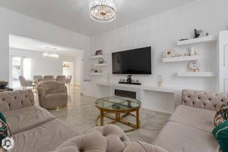 Op een goede locatie nabij het centrum van Mechelen bevindt zich deze ruime woning met 4 slaapkamers en terras. U bevindt zich hier op wandelafstand van winkels, scholen, eet-en drankgelegenheden en het openbaar vervoer. <br /><br />We betreden de woning via de inkomhal die toegang biedt tot de ruime woonkamer met eetkamer en zithoek. De volledig geïnstalleerde keuken bevindt zich naast de eetkamer en aanpalend vind je de badkamer met inloopdouche, toilet en lavabo. Via de trap in de woonkamer betreed je de nachthal die uitgeeft op twee ruime slaapkamers. Er is ook een ruimte waar een toilet kan geïnstalleerd worden. Op de tweede verdieping vind u nog twee ruime slaapkamers en heeft u toegang tot een opbergzolder. De woning beschikt tevens over een ruim terras dat toegang geeft tot de berging/wasplaats en de garage die met de wagen bereikbaar is via de toegangsweg naast het huis.<br /><br />Tegen een van de gevels is een reclamepaneel bevestigd waarvoor de eigenaars per kwartaal 285€ huurgeld ontvangen. Dit bedrag wordt jaarlijks geïndexeerd.<br /><br />Dit is een uitstekende opportuniteit als u op zoek bent naar een ruimere woning met 4 slaapkamers op een goede locatie te Mechelen. Contacteer ons voor meer informatie op 0472 95 20 71 of neem een kijkje op www.boonstravastgoed.be .<br /><br />Bijzonderheden:<br />- Airco/Verwarming in alle kamers<br />- 4 slaapkamers<br />- Nabij centrum Mechelen