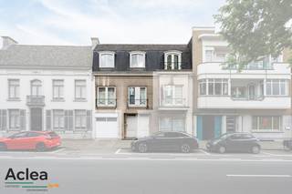 Dit appartement is bijzonder centraal gelegen in het stadscentrum van Eeklo. Het appartement heeft een eigen inkomhal en beschikt over geen algemene delen. Binnenin vinden we maar liefst 148m², verdeeld over 3 verdiepingen, wat uitzonderlijk groot is voor een appartement. Daarnaast beschikt het over zowel een terras op de eerste verdieping als de tweede verdieping.<br /><br />Op heden is het appartement verhuurd met een klassieke huurovereenkomst die kan opgezegd worden met een opzeg van 6 maanden indien het voor eigen bewoning is. <br /><br />Renovatieverplichting is van toepassing.<br /><br />Indeling:<br />- inkomhal<br />- gastentoilet<br />- ruime woonkamer<br />- volledig ingerichte keuken<br />- terras <br />- nachthal<br />- 3 slaapkamers<br />- badkamer met ligbad, toilet en lavabo<br />- berging<br />- terras op de tweede verdieping<br /><br />Centrale verwarming met een condensateketel op aardgas. <br /><br />Kom het appartement ontdekken en vraag uw bezoek aan!<br />09/377 31 77 – vastgoed@aclea.be