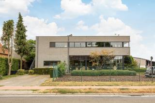 <strong>INDELING</strong><br /><strong>HANDELSPAND - GELIJKVLOERS</strong> <br />Inkomhal, showroom met winkel, sanitaire cel, atelier en keuken. <br /><br /><strong>HANDELSPAND - 1STE VERDIEPING</strong><br />Overloop/polyvalente ruimte, kitchenette, 3 afzonderlijke kantoren.<br /><br /><strong>HANDELSPAND - KELDER</strong><br />Toegankelijk via schuine inrit, opslagruimte bestaande uit verschillende compartimenten. Droge kelder. Locatie nutsvoorzieningen en technische ruimte.<br /><br /><strong>STUDIO</strong><br />Inkomhal, leefruimte, slaapgedeelte, keuken, berging en badkamer.<br /><br /><strong>APPARTEMENT</strong><br />Inkomhal, vestiaire, gastentoilet, woonkamer met open keuken, trap naar 1<sup>ste</sup> verdieping, nachthal, 3 slaapkamers, badkamer en terras op gelijkvloers & 1<sup>ste</sup> verdieping.<br /><br /><strong>POSITIEVE ASPECTEN</strong><br />Commerciële toplocatie met veel zichtbaarheid<br />Gelegen nabij E19 (Antwerpen – Breda)<br />Ruime parkeergelegenheid voor klanten<br />Wonen/werken combinatie mogelijk<br />Eigendom volledig voorzien van kelder (opslag)<br />Studio en appartement verhuurd voor 564,24 en 828,49 euro per maand