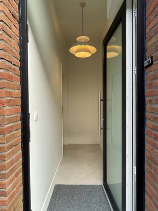 Deze charmante en recent (2025) en volledig gerenoveerde rijwoning combineert hedendaags wooncomfort met een warme, huiselijke sfeer.Dankzij de grote...