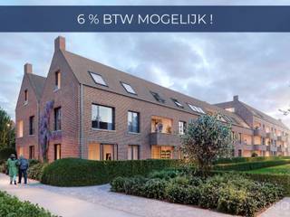 <p><strong><em>Houthof, AMBER - </em></strong><em>Licht, ruimte en verbinding</em></p>
<p>Houthof ademt Kempense charme met een knipoog naar rust én levendigheid. Gelegen midden in het dorp, met een centrale binnentuin als blikvanger.</p>
<p><strong>Appartement AM_0.11: knap gelijkvloers hoek-appartement (101m²) met doorzonleefruimte en twee terrassen. </strong>Indeling als volgt: inkomhal met gastentoilet en vestiaireruimte, <strong>doorzonleefruimte</strong> met centrale open ingerichte keuken (samen ca. <strong>41,5m²</strong>), bergruimte/wasplaats (ca. 4,3m²), <strong>twee slaapkamers</strong> (13,1m² en 11,6m²) en ingerichte badkamer. De leefruimte ziet via de <strong>ramen in drie gevels</strong> zowel uit op de Dorpsstraat, het Spoor (de trage doorgang van de Dorpsstraat naar de Fruithoflaan) als op het <u>groene binnengebied</u>. Vooraan geeft de leefruimte via een schuifraam uit op een <strong>zuidgericht overdekt terras van ca. 9,7m²</strong> en achteraan op een <strong>open terras van ca. 7,2m²</strong> met tuintje 13,4m² <span>langsheen het groene binnengebied.</span></p>
<p>Het <u>energiezuinige</u> <u>appartement</u> (<strong>max. E30</strong>) wordt volledig en degelijk afgewerkt; zo is er thermisch onderbroken aluminium buitenschrijnwerk met isolerende beglazing, vloerverwarming in combinatie met een <strong>individuele lucht-water warmtepomp,</strong> balansventilatie en een regenwaterrecuperatie-systeem! Extra aandacht wordt besteed aan akoestische isolatie (ontdubbelde scheidingswanden, akoestische vloerisolatie, …). Grote ondergrondse parkeerkelder (lift tot appartement). Verplichte aankoop van minimum één kelderparking.</p>
<p><em>Houthof, dorpse charme, tijdloze uitstraling</em></p>
<p>Contacteer ons voor meer informatie of een vrijblijvende afspraak: info@coga.be - 03/636.47.47.47.</p>