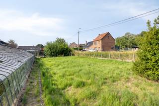 <p>Deze projectgrond in Huldenberg vormt een interessante ontwikkelingsmogelijkheid op een landelijke locatie tussen Waver en Leuven. Op het perceel staat momenteel een woning die bestemd is om te worden afgebroken, waardoor ruimte ontstaat voor een nieuwe residentiële invulling.</p><p>Voor het perceel werd reeds een voorontwerp met vier woonkavels voor halfopen bebouwing aan de gemeente voorgelegd. De gemeente heeft aangegeven dat deze configuratie in principe verder kan worden uitgewerkt, mits rekening wordt gehouden met enkele stedenbouwkundige voorwaarden en aanbevelingen. Daarbij werd onder meer feedback gegeven over de breedte en positionering van de toekomstige bouwzones en het behoud van bouwvrije zijstroken.</p><p>Deze voorafgaande feedback biedt een waardevol vertrekpunt voor de verdere ontwikkeling van het project. Er werd echter nog geen verkavelings- of omgevingsvergunning afgeleverd. De uiteindelijke indeling, bouwmogelijkheden en realisatie blijven afhankelijk van de opmaak en indiening van een volledig dossier en de formele beoordeling door de bevoegde instanties.</p><p>De landelijke omgeving is een belangrijke troef. De toekomstige woningen kunnen hier genieten van rust, groen en een aangenaam woonkarakter, zonder volledig afgelegen te liggen. De ligging is bijzonder geschikt voor gezinnen die landelijk willen wonen en toch vlot bereikbaar willen blijven.</p><p>Station Pécrot bevindt zich in de nabije omgeving en zorgt voor een goede verbinding met onder meer Waver en Leuven. Ook met de wagen zijn beide steden en de omliggende gemeenten vlot bereikbaar. Scholen, winkels en andere dagelijkse voorzieningen bevinden zich op bereikbare afstand.</p><p>Deze projectgrond in Huldenberg biedt dan ook een interessante basis voor de ontwikkeling van vier halfopen woningen op een goed verbonden, landelijke locatie. Neem contact op voor meer informatie over het voorontwerp en de beschikbare stedenbouwkundige feedback.</p>