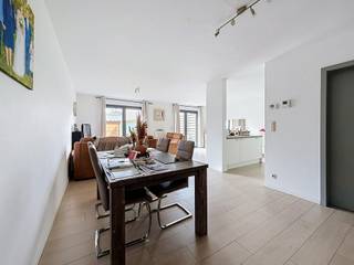 <p><strong><span>Recent gelijkvloers appartement met 2 slaapkamers, tuin en terras</span></strong></p>
<p><span>Op een centrale en aangename locatie in Sint-Job-in-’t-Goor bevindt zich dit recente en instapklare gelijkvloerse appartement. Met zijn ruime leefruimte, twee volwaardige slaapkamers, zonnige tuin en terras biedt dit appartement een mooie combinatie van ruimte, comfort en praktisch wonen.</span></p>
<p><span>Via de inkomhal (ca. 6 m²) met gastentoilet bereikt u de ruime en lichtrijke woonkamer van ca. 38 m². De grote leefruimte sluit naadloos aan op de volledig ingerichte open keuken (ca. 5,5 m²), voorzien van vaatwasser, oven, keramische kookplaat, dampkap en koelkast.</span></p>
<p><span>Vanuit de woonkamer heeft u rechtstreeks toegang tot de tuin met ruim terras: een heerlijke plek om in alle rust van zonnige dagen te genieten.</span></p>
<p><span>Verder beschikt het appartement over twee ruime slaapkamers van ca. 17 m² en 11,5 m². De badkamer (ca. 7 m²) is comfortabel ingericht met een dubbel lavabomeubel, inloopdouche én ligbad. De praktische berging van ca. 6 m² beschikt over een aansluiting voor de wasmachine.</span></p>
<p><span>Het appartement werd afgewerkt met onderhoudsvriendelijke keramische parketvloeren en beschikt bovendien over een videofoon in de woonkamer.</span></p>
<p><span>Achteraan het appartementsgebouw is er de mogelijkheid om een </span><strong><span>carport aan te kopen voor € 22.000</span></strong><span> of een </span><strong><span>autostaanplaats voor € 15.000</span></strong><span>.</span></p>
<p><strong><span>Troeven:</span></strong><span> recente constructie – gelijkvloers wonen – 2 ruime slaapkamers – zonnige tuin met terras – ruime leefruimte – volledig ingerichte keuken – badkamer met douche én ligbad – videofoon – EPC klasse B - elektriciteit conform.</span></p>
<p><strong><span>EPC: 152 kWh/m²jaar – label B<br /></span></strong><br /><span>Een comfortabel en instapklaar appartement met buitenruimte op een centrale locatie in Sint-Job-in-’t-Goor. Zeker een bezoek waard!</span></p>