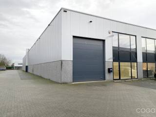 <p>Deze recente bedrijfsunit (unit 1) is gelegen op een TOPLOCATIE, in het bedrijventerrein 'DE RING', een gebied voor ambachtelijke bedrijven en KMO'S, zéér goed bereikbaar via E19 Antwerpen-Breda en nabij het centrum van Brecht.<br /><br />De bedrijfsunit heeft een totale oppervlakte van 378m² (incl. kantoorruimte).</p>
<p>De unit is toegankelijk via een automatische sectionale poort (4,5m hoogte) of via de kantoorruimte met een aparte inkomdeur.</p>
<p>De kantoorruimte is verwarmd en voorzien van een kitchenette (keukenblok met spoeltafel) &amp; sanitair (2 toiletten). <br />Via het magazijn kom je in de technische ruimte/berging met aldaar de cv-installatie op gas, de ventilatieunit, en zekeringkast.<br />De spoeling van de toiletten werkt op regenwater.</p>
<p>De ruimte boven de kantoorruimte is bereikbaar met een vaste trap langs de buitenzijde in het magazijn.<br />De muren van deze ruimte worden nog opgetrokken waardoor hierboven nog extra kantoorruimte ontstaat.</p>
<p>Achteraan in de unit bevindt zich nog een verdieping met extra werkruimte/ontvangstruimte.<br /><br />Extra: <br />Er is een alarminstallatie voorzien (abonnement op eigen kosten) en er is zowel Telenet als Proximus.<br />Aparte meters voor water, gas en elektriciteit!</p>
<p>De huurprijs is opgesteld exclusief 21% BTW en excl. vaste kosten zoals onderhoudscontract voor alarm, camerabewaking terrein en toegangspoort, verlichting terrein, reinigen lichtstraten, etc. en onroerende voorheffing.</p>
<p>Beschikbaar: 01 januari 2026<br /><br /></p>