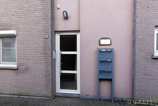 <p>Ontdek dit ruime, instapklare appartement op de tweede verdieping van een verzorgd en kleinschalig gebouw met slechts drie units, voorzien van een lift en gelegen in Blaasveld. Bij het betreden van het appartement kom je in de inkomhal die toegang geeft tot een ruime en lichtrijke leefruimte met open keuken. Verder beschikt het appartement over een apart toilet, een praktische berging, een badkamer en drie volwaardige slaapkamers, evenals een aangenaam terras. Achter het gebouw bevindt zich een garage, verplicht bij aan te kopen voor €20.000, wat zorgt voor extra comfort en gebruiksgemak. Dankzij de gunstige ligging woon je hier op een uitstekende locatie, in de nabijheid van winkels, openbaar vervoer en recreatiemogelijkheden. Voor meer informatie of een bezoek kan je contact opnemen via 03/283.84.84 of mailen naar gert@ax-quality.be.</p>