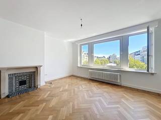 Gelegen op één van de meest prestigieuze pleinen van Gent, bieden wij dit prachtig en lichtrijk appartement aan op de Kouter. Wonen op de Kouter...