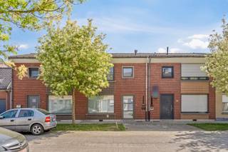 In een rustige, kindvriendelijke straat nabij het centrum van Izegem bieden we u deze gunstig gelegen, solide woning aan. De woonst beschikt...