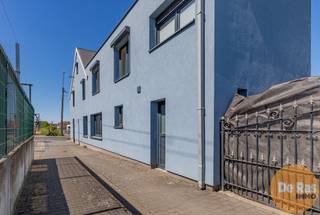 EERSTE BEZOEKDAG ZONDAG 17/05 VAN 10U TOT 12U (enkel op afspraak!)HERZELE - In de Borsbekestraat 156 vind je deze volledig vernieuwde woning, ideaal...