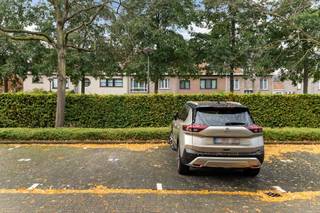 <p><span>Bovengrondse autostaanplaats in de Veldekens!</span></p><p><span>Dit privatief parkeerterrein is toegankelijk via een bareel en situeert zich op de rand van één van de meest gegeerde woonwijken te Berchem. In deze groene omgeving met vele high-end appartementen is het natuurlijk een grote luxe om een extra staanplaats te hebben. Uiteraard zeer interessant voor eigen gebruik, maar ook ideaal om aan te beiden aan uw visite of als investering.</span></p>
