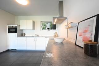 Dit instapklare appartement met vier slaapkamers van wel liefst 162 m² bevindt zich op de eerste verdieping van de gegeerde residentie Loftsquare, midden in het levendige centrum van Ledeberg. Winkels, scholen, horeca, sportfaciliteiten en openbaar vervoer zijn gelegen op wandelafstand, terwijl de vlotte verbinding met de E17 zorgt voor een uitstekende bereikbaarheid. <br /><br />Bij het betreden van het appartement komt u terecht in de inkomhal met gastentoilet en een ruime berging. Aansluitend bevindt zich de open keuken, die naadloos aansluit bij de gezellige eet- en zithoek. De ruime leefruimte beschikt over drie grote raampartijen, met directe toegang tot een overdekt terras waar u kunt genieten van alle rust. Verder beschikt het appartement over vier volwaardige slaapkamers en een ruime badkamer met een bad en inloopdouche. De residentie is goed onderhouden en beschikt over een lift.<br /><br />Tot slot dient bij dit appartement een overdekte autostaanplaats aangekocht te worden (€ 29.000). Bij de autostaanplaats bevindt zich verder nog een extra berging, die volledig in de prijs is inbegrepen.<br /><br />Nieuwsgierig naar dit instapklaar appartement in het hartje van Ledeberg? Maak vrijblijvend een afspraak via jens@landbergh.be of 09 225 25 24.<br />