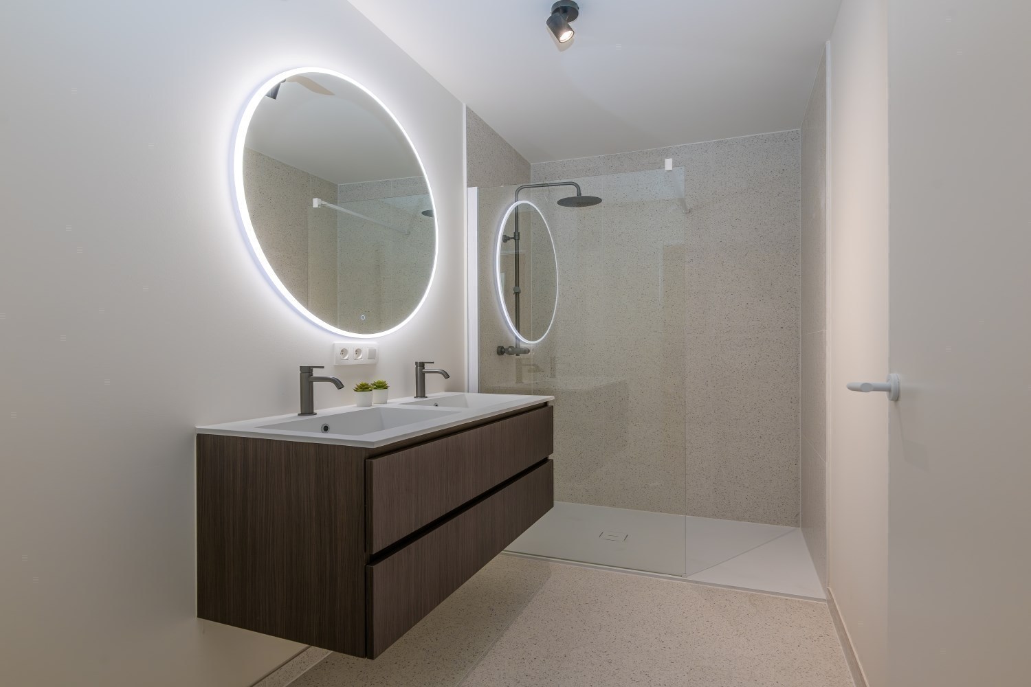 Ready-to-move-in corner apartment with 2 bedrooms and a large terrace. - photo 5