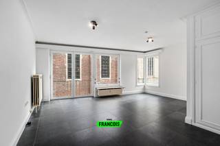 In het hart van Zottegem bevindt zich dit lichtrijke appartement op de eerste verdieping, een uitstekende opportuniteit voor zowel eigen bewoning als investering. Dankzij de centrale ligging geniet u van alle voorzieningen binnen handbereik, terwijl het station zich op slechts enkele minuten wandelen bevindt.<br /><br />Bij het betreden van het appartement komt u terecht in de aangename leefruimte met zithoek en eetplaats. De grote raampartijen zorgen voor een overvloed aan natuurlijk licht en bieden een mooi uitzicht op de Zavel. Aansluitend bevindt zich de keuken, die praktisch aansluit op de leefruimte.<br /><br />Het appartement beschikt over een ruime slaapkamer en een tweede kamer die flexibel kan worden ingericht als extra slaapkamer, bureau, dressing of hobbyruimte. Verder is er een badkamer voorzien van wastafel, douchecabine en voorzieningen voor wasmachine, alsook een afzonderlijk toilet. <br /><br />Het gebouw beschikt over een lift en hoort er een private kelderberging bij het appartement.<br /><br />Deze eigendom werd jarenlang succesvol verhuurd en staat momenteel vrij, waardoor ze zowel interessant is voor wie zelf centraal wil wonen als voor investeerders die op zoek zijn naar een rendabele vastgoedopportuniteit. Ook voor starters of wie op zoek is naar een comfortabele woonst voor later vormt dit appartement een uitstekende keuze.<br /><br />Interesse in dit appartement? Neem gerust contact met ons op voor meer informatie of een bezoek ter plaatse. Wenst u zelf uw eigendom te verkopen? Wij komen graag vrijblijvend langs voor een professionele waardebepaling.<br /><br />