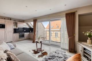 Ben je op zoek naar een instapklaar en goed onderhouden appartement op een centrale locatie in Roeselare? Dan is dit appartement in Residentie...