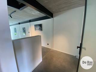 VLIERZELE - Deze recente nieuwbouwwoning combineert een strakke betonarchitectuur met een warme, moderne uitstraling en een bijzonder energiezuinig karakter (E-peil 4). Vooraan de woning bevinden zich een praktische carport en een aparte fietsenberging, wat zorgt voor extra comfort in het dagelijks gebruik.<br /><br />Via de inkomhal met gastentoilet kom je in de open leefruimte, waar de zithoek en keuken mooi in elkaar overlopen. De grote raampartijen zorgen voor veel natuurlijk licht en bieden een aangenaam zicht op de zuidgerichte tuin. Dankzij het geïntegreerde domoticasysteem geniet je bovendien van extra gebruiksgemak.<br /><br />Op de eerste verdieping is er een ruime nachthal die perfect kan dienen als bureau, hobbyruimte of extra zithoek. Verder vind je hier twee volwaardige slaapkamers, een apart toilet en een moderne badkamer.<br /><br />De vaste trap leidt naar de volledig afgewerkte zolderverdieping, die flexibel kan ingericht worden als extra slaapkamer, werkruimte of ontspanningsruimte.<br /><br />Een ideale woning voor wie op zoek is naar hedendaags wooncomfort, energiezuinigheid en een doordachte indeling.<br /><br />Aankoop onder gesplitst stelsel :<br />Grondwaarde 125.000 euro (registratierechten 12%)<br />Constructiewaarde 324.000 euro (21% btw)<br />Totaal incl. btw (21%), excl. kosten en excl. notariskosten: 532.040 euro<br /><br />Kortom bent u op zoek naar stevige goed onderhouden woning met een ruime bewoonbare oppervlakte, voorzien van 4 slaapkamers, garage en grote tuin met heel wat mogelijkheden, aarzel dan niet en maak snel uw afspraak!! Voor meer info of bezoek 053/60.65.60.