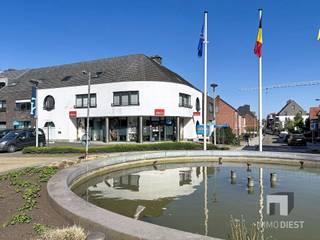 <p><span>Dit kantoor heeft volgende troeven:</span></p><p><span>+ Ideaal gelegen vlakbij winkels/scholen/openbaar vervoer</span></p><p><span>+ Heel goede zichtbaarheid</span></p><p><span>+ Ruime opgesplitste benedenverdieping met verschillende mogelijkheden</span></p><p><span>+ Veel licht</span></p><p><span>+ Geïnstalleerde keuken</span></p><p><span>+ Grote eetruimte</span></p><p><span>+ Aparte toiletten</span></p><p><span>+ Volledig onderkelderd</span></p><p><span>+ 6 Privatieve parkeerplaatsen (achterkant en zijkant)</span></p><p><span> </span></p><p><span>Gelijkvloers: 366m²</span></p><p><span>Kelderverdieping: 130m²</span></p><p><span> </span></p><p><span>De huurprijs wordt jaarlijks trapsgewijs verhoogd:</span></p><p><span>1e jaar: € 2.900,-</span></p><p><span>2e jaar: € 3.200,-</span></p><p><span>3e jaar: € 3.500,-(= huurprijs vanaf het 3de jaar)</span></p><p><span> </span></p><p><span>Wenst u dit handelspand te bezoeken?</span></p><p><span>Vraag dan zeker uw bezoek aan op </span><span>013 31 25 22</span><span> of </span><span>jeroen@immodiest.be</span></p>