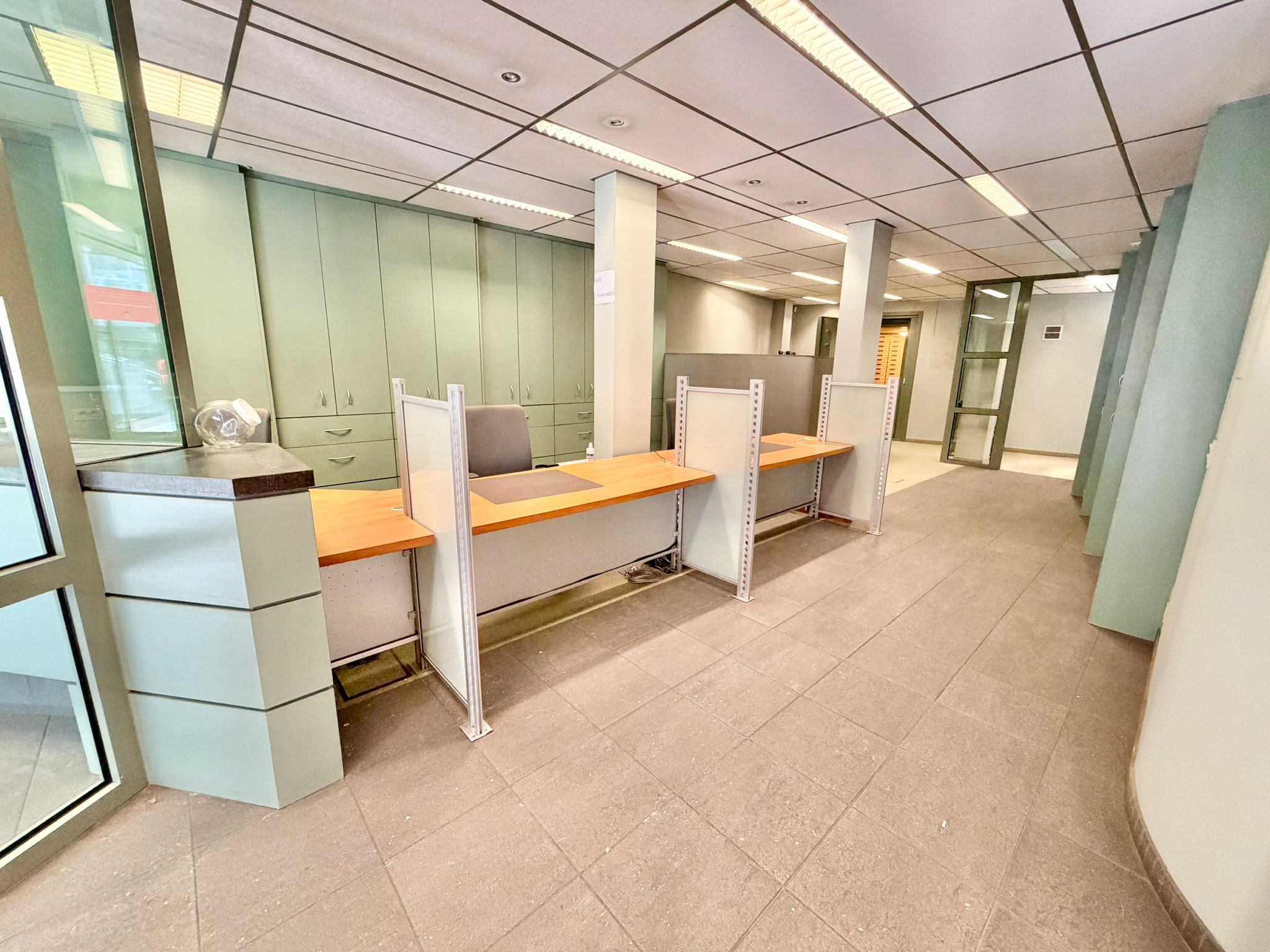 Top gelegen handelspand 197m2 met 3 privé parkings - foto 4