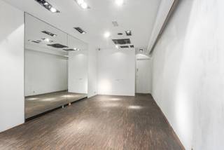 Langs de Ooststraat te Roeselare vinden we dit ruim winkelpand met bijhorende woning terug. Gelegen langs de drukste winkelstraat van Roeselare is dit de beste locatie om wonen en werken te combineren. 
<ul>
	<li>winkelruimte toegankelijk via de Ooststraat</li>
	<li>Epc label C voor winkel, E voor woning</li>
	<li>aparte toegang tot de woning</li>
	<li>ruime woning met achterliggende tuin</li>
	<li>6 slaapkamers</li>
	<li>stedenbouwkundige inlichtingen in aanvraag</li>
</ul>
Momenteel vrij van huur.<br />Interesse? geef een seintje voor meer info of een bezoek.