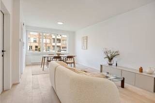 <p><strong>Gerenoveerd gelijkvloers appartement met 2 slaapkamers (14<span>m² en 9m²) en</span> een grote stadstuin. Het appartement kan <span>optioneel</span> worden aangekocht met een ruime garagebox/ werkruimte en extra aansluitende tuin voor €100.000,00. Je woont in een kleinschalig gebouw zonder lift én in een gegeerde buurt aan Het Prieel en nabij Brilschanspark.<br /></strong><strong><br /></strong><strong>Indeling:</strong><strong><br /></strong><span>Bij het betreden van het appartement springt meteen de </span><strong>verfijnde afwerking</strong><span> in het oog. Het appartement beschikt overal over </span><strong>warme eiken parketvloeren</strong><span>, behalve in de badkamer, de keuken en het aparte toilet. Hier werd gewerkt met hoogwaardige vloer- en wandtegels. </span><br /><span>De leefruimte sluit naadloos aan op de <strong>volledig ingerichte keuken</strong>. De keuken geniet van een <strong>verfijnde touch </strong>met een hoogwaardig werkblad en is voorzien van alle comfort en kastruimte met de volgende kwaliteitstoestellen (SIEMENS): ijskast, diepvries, 4-pitskookplaat met afzuiging, combi-oven, vaatwasser en een spoelbak.<strong> </strong>In de</span><span> nachthal zijn er een <strong>apart gastentoilet en een wasberging</strong> voorzien. De <strong>moderne badkamer</strong> is volledig uitgerust met een strakke inloopdouche, wastafel met spiegelelement en een handdoekradiator. Verder zijn er achteraan een <strong>ruime slaapkamer</strong> en een kleinere slaapkamer die rechtstreeks aansluit op de <strong>gezellige tuin</strong>. De naastliggende tuin kan optioneel mee worden aangekocht zodat er een directe aansluiting kan gemaakt worden met de ruime garage. </span><br /><br /><strong>Bijzonderheden:</strong><span> <br /></span><strong>OPTIONEEL: Garage met oprit en plaats voor 3 tot 4 wagens + extra tuin van circa 103<span>m²</span> aan te kopen voor €100.000,00;<br />Prachtige stadstuin;</strong><br /><strong>Gerenoveerd in 2025-2026;</strong><br /><strong>EPC label B;</strong><br />Lage maandelijkse vaste kosten<strong>.</strong><strong><br /><br />Ligging:</strong><br /><strong>Centraal gelegen</strong><span> met een </span><strong>ideale verbinding</strong><span> naar de invalswegen rond de stad met naastliggend Het Prieel<strong> </strong>en de directe nabijheid van Brilschanspark. Ideaal voor wie het buitenleven waardeert en toch wil genieten van stedelijk wonen. In de directe nabijheid bevinden zich </span><strong>tal van winkels, restaurants, scholen en supermarkten</strong><span>. </span></p>