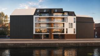 <span><u>Dit project komt in aanmerking voor het verlaagde btw-tarief van 6% (onder voorwaarden).</u></span><br /><br /><strong>LUXUEUS EN ENERGIEZUINIG NIEUWBOUWAPPARTEMENT</strong> met <strong>DRIE SLAAPKAMERS</strong>, <strong>TWEE BADKAMERS</strong> en een <strong>ROYAAL ZONNETERRAS</strong> aan de <strong>OEVERS VAN DE DENDER</strong> in Geraardsbergen. Deze eigentijdse wooneenheid combineert modern comfort met duurzame technieken zoals <strong>VLOERVERWARMING EN EEN WARMTEPOMP</strong>, wat resulteert in een aangenaam binnenklimaat en <strong>LAGE ENERGIEKOSTEN</strong>. De lichtrijke leefruimte geeft uit op een <strong>ZUIDGERICHT TERRAS MET OPEN ZICHT OP HET WATER</strong>. Dankzij de doordachte indeling geniet je van optimale privacy, met onder meer een <strong>MASTER BEDROOM MET EN-SUITE BADKAMER</strong>. Het appartement bevindt zich op wandelafstand van winkels, scholen, horeca en openbaar vervoer, wat een ideale balans creëert tussen <strong>RUST EN STADSLEVEN</strong>. Bovendien kan je het <strong>INTERIEUR VOLLEDIG AFWERKEN NAAR EIGEN SMAAK</strong>, en is er de mogelijkheid tot <strong>AANKOOP VAN EEN GARAGE OF OVERDEKTE STAANPLAATS</strong>.<br /><br />Adres: Zakkaai 3