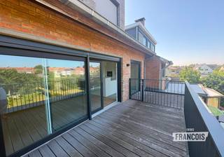 Bent u op zoek naar een ruim, instapklaar appartement met een hoogwaardige afwerking en een rustige ligging? Dan is dit prachtige appartement beslist een bezoek waard.<br /><br />Bij het binnenkomen ervaart u meteen het gevoel van ruimte en licht. De royale leefruimte sluit aan op een groot, zonnig terras waar u in alle rust kunt genieten van het mooie uitzicht op het groen. Dankzij de grote raampartijen baadt de leefruimte de hele dag in natuurlijk licht.<br /><br />De volledig uitgeruste, modern afgewerkte keuken biedt alle comfort en grenst aan een praktische berging met tal van mogelijkheden, ideaal als wasplaats, voorraadruimte of extra opbergruimte.<br /><br />Het appartement beschikt over twee volwaardige slaapkamers en een ruime badkamer met een stijlvolle inloopdouche en een dubbele wastafel.<br /><br />De hoogwaardige afwerking springt meteen in het oog: warm parket doorheen het appartement, ingewerkte spots in alle ruimtes en een verzorgde, tijdloze uitstraling.<br /><br />Gelegen in een rustige en verzorgde residentie, combineert dit appartement wooncomfort met een aangename, groene omgeving.<br /><br />De huurprijs bedraagt 950€ + 80€ algemene kosten. <br /><br />Als extra troef beschikt u over een uitzonderlijk ruime privatieve kelderberging. Bovendien kan een afgesloten garage op het gelijkvloers gehuurd worden voor €100 per maand.<br /><br />EPC in opmaak. <br /><br />Onmiddellijk beschikbaar.<br /><br />