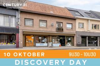 DISCOVERY DAY: Zat. 10/10 van 9u30 - 10u30.Kom als eerste deze woning ontdekken!www.doorniksesteenweg17.be Handelspand met woonstGelegen in het centrum van Avelgem vind je deze goed gelegen handelsruimte met grote vitrine voor maximale zichtbaarheid van uw zaak. De handelszaak bestaat uit vitrine, winkel, en bureauruimte of berging. Achterliggend vind je het woongedeelte. Bestaand uit een zeer ruime living met ruimte voor zitplaats en eetplaats en een lichtrijk zicht op het achterliggende terras met tuin. Naast de living bevind zich de half open, ingerichte en authentieke keuken. Vanuit de keuken is er toegang naar de handige berging en wasplaats alsook de kelder. De gezellige, west-gerichte tuin met terras is ideaal om te vertoeven in de avondzon. Het terras is ook voorzien van een luifel. Er is een achteruitgang via de zeer praktische dubbele garage, parkeerplaats gegarandeerd. Op de eerste verdieping bevinden zich maar liefst 4 slaapkamers, een douchekamer met toilet en douche, een verder af te werken badkamer en de toegang naar de zolderverdieping waar nog mogelijkheden zijn om extra kamers te voorzien. Meer informatie of een bezoek? Contacteer Stein via 0468 41 38 48 of stein@immovercoutere.be
