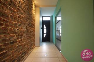 Instapklare, grondig gerenoveerde woning met 3 slaapkamers, 2 badkamers en zonnige tuin met terras.Op de Hasseltse Steenweg bevindt zich deze...