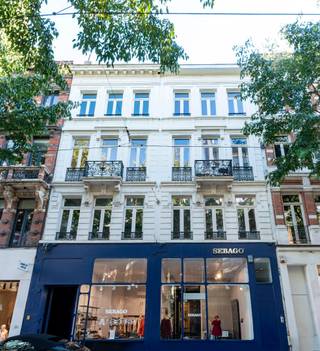 Ontdek dit uitzonderlijke gelijkvloerse handelspand, ideaal gelegen in het beste deel van de gekende winkelstraat Nationalestraat. De winkel is omgeven door tal van andere zaken waaronder "Dries Van Noten" en "American vintage", ...<br /><br />Het pand beschikt over een ruime oppervlakte van +/- 100 m², aangevuld met een droge kelder, perfect als extra opslagruimte. De winkel onderscheidt zich door zijn karaktervolle uitstraling en tijdloze charme.<br /><br />De brede vitrine biedt niet alleen een maximale zichtbaarheid, maar zorgt ook voor een overvloed aan natuurlijk licht. <br /><br />Een unieke opportuniteit voor wie op zoek is naar een commerciële locatie met uitstraling en passage.<br /><br />Ingroeihuur van toepassing: €5.000/maand om geleidelijk te stijgen naar €6.000/maand.<br />Maandelijkse kosten: €75/maand <br /><br />Interesse? Contacteer ons vandaag nog!