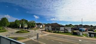 Voor een afspraak bel Kim 0473 72 33 62<br /><br />Eigen gebruik of investeringsvastgoed op een zeer commerciële ligging ?<br /><br />Een handelsgelijkvloers van 129 m² met daarboven een appartement van 98m² aan de rand van het centrum van Lummen en op 1 minuut rijden van de op -en afritten E313/E314.<br />Een ideale en opvallende ligging langs de ringlaan en aan het rondpunt waar iedereen voorbij moet wie van Lummen naar Heusden-Zolder of Beringen moet en voor wie de autostrade op wil.<br /><br />Dit handelspand was vroeger een goed draaiende frituur, daarna een succesrijke fietsenwinkel en de laatste jaren een boetiek met achteraan een krantenwinkel.<br />Het handelsgedeelte is 121m² met een aparte keuken van 6,50m² en een toilet.<br />Bij het handelsgedeelte hoort nog een afgesloten garage.<br /><br />Het appartement is verhuurd en heeft een aparte inkom.<br />Indeling : gelijkvloers : inkomhal en berging.<br />Op de eerste verdieping is de ruime leefruimte met veel lichtinval, een keuken, een badkamer met dubbele lavabo (ligbad en douche), 2 slaapkamers, het toilet en een terras van 30m².<br /><br />Het handelspand en het appartement hebben twee verschillende adressen. <br /><br />Ramen pvc en dubbel glas.<br />Centrale verwarming op aardgas.<br /><br />Alle documenten zijn te raadplegen op onze website www.immobennysimons.be <br /> 