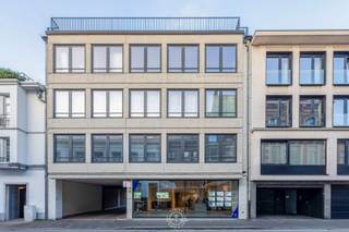 Dit <strong>1-slaapkamerappartement</strong> bevindt zich op de <strong>derde verdieping</strong> van een appartementsgebouw met <strong>lift</strong>, gelegen in een zijstraat van de Stationsstraat.<br /><br />Via de inkomhal betreedt u de lichtrijke l<strong>eefruimte met open keukentje</strong>. De compacte indeling zorgt voor een aangenaam en praktisch woongevoel.<br /><br />De <strong>slaapkamer </strong>bevindt zich <strong>aan de achterzijde</strong> van het gebouw en geniet van extra rust. Vanuit de slaapkamer heeft u rechtstreekse toegang tot het <strong>terras</strong>.<br /><br />Verder beschikt het appartement over een badkamer, uitgerust met een douche, lavabo en toilet.<br /><br />Dankzij de <strong>centrale ligging</strong> bevinden winkels, openbaar vervoer en andere voorzieningen zich op wandelafstand.<br /><br />Er is tevens de <strong>mogelijkheid tot het aankopen van een autostaanplaats of garagebox</strong>.<br /><br /><strong>Ideaal als startersappartement of investering!</strong><br /><br /><span><em>De daken van het gebouw werden recent vernieuwd, wat bijdraagt aan een verbeterde energie-efficiëntie. Daarnaast is de lift conform de geldende regelgeving en goedgekeurd volgens de vereiste veiligheidsnormen.</em></span><br /><br />U kan een bezoek aanvragen via 03 502 98 74 of via lena@claves.be.