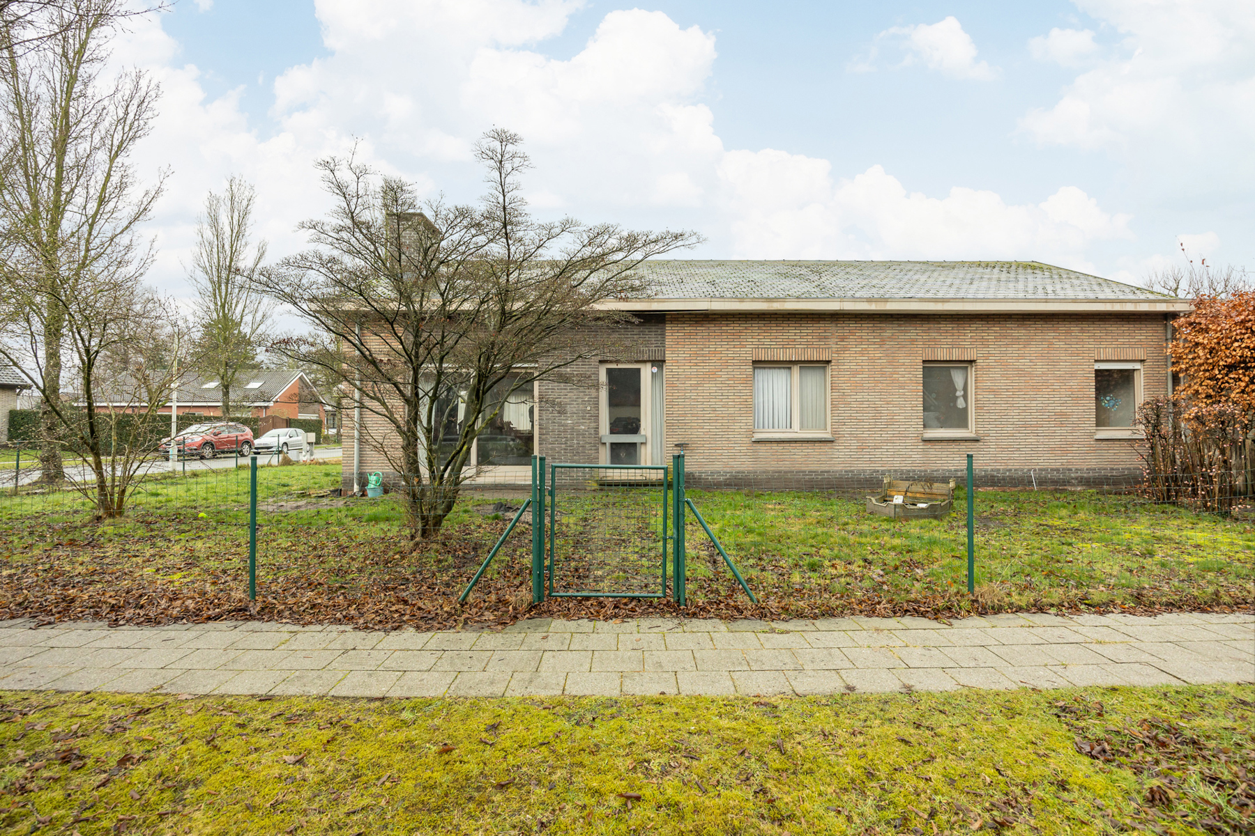 Leuke laagbouwwoning met 3 slaapkamers, oprit en tuin - foto 4