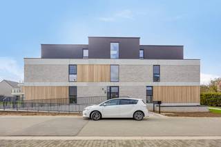 GELIJKVLOERS APP in residentie DIANTHUS II app 0.3 Dit gelijkvloers appartement in Residentie Dianthus II is gelegen in het rustige nieuwbouwproject Anjelierenlaan in Denderleeuw. Rondom de residentie is er een ruime groenzone waar de bewoners van de verkaveling rustig kunnen wandelen, spelen,.. maar vooral: genieten de omgeving. Het appartement geniet van veel lichtinval, heeft 2 slaapkamers, een badkamer met inloopdouche, een zeer ruime open leefruimte en een privaat terras. Bovendien is het volledige appartement voorzien van vloerverwarming en is het afgewerkt met zeer kwalitatieve materialen. Het gebouw beschikt tevens over een ondergrondse parking waarbij er voor iedere wooneenheid autostaanplaatsen of garages te koop zijn. Elk appartement beschikt over een berging en enkele fietsplaatsen. Zie jij jezelf hier wonen? Bel Ewout op 0497 588 888 of mail naar contact@huysmanbouw.be voor meer informatie. Meer info over het project op huysmanbouw.be