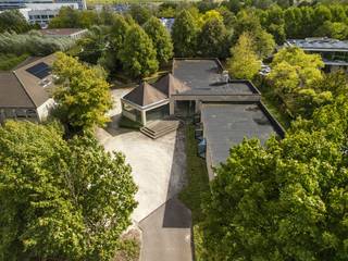 Ontdek dit op te frissen kantoorgebouw van ca. 730 m² met een perceeloppervlakte van ca. 2.973 m², gelegen in het prestigieuze President...