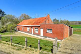 <p>Te koop: Karaktervolle open bebouwing in Tielt-Winge, gelegen in een landelijke omgeving met vrij zicht en nabij de op- en afrit van de E314.</p><p><br /></p><p>Deze woning uit het begin van de 20e eeuw biedt een unieke combinatie van rust, ruimte en bereikbaarheid. Omgeven door agrarisch gebied geniet u hier van een groene setting. Het perceel van maar liefst 4.312 m² is ideaal voor dierenliefhebbers en biedt tal van mogelijkheden voor buitenactiviteiten. Dankzij de ligging vlakbij belangrijke invalswegen bent u snel verbonden met omliggende steden en voorzieningen.</p><p><br /></p><p>Bekijk de woning hier alvast volledig virtueel zowel binnen als buiten.</p><p><br /></p><p>Belangrijkste ruimtes:</p><p>• Woonkamer en toegang tot de veranda</p><p>• Keuken met dubbele spoelbak, elektrische kookplaat en dampkap</p><p>• Badkamer met zitbad en wastafel</p><p>• Twee slaapkamers</p><p>• Veranda met uitzicht op de tuin</p><p>• Berging met technische ruimte en verwarmingsketel</p><p>• Garage</p><p>• Kelder deels in kruipruimte</p><p>• Uitgestrekte tuin (4.312 m²)</p><p><br /></p><p>Troeven:</p><p>• Landelijke omgeving met vrij zicht</p><p>• Groot terrein geschikt voor dierenliefhebbers</p><p>• Vlotte bereikbaarheid nabij op- en afrit E314</p><p><br /></p><p>Neem vandaag nog contact op met uw ERA-makelaar voor een bezoek.</p><p><br /></p><p>JOUW DROOMHUIS. ZO GEVONDEN!</p>