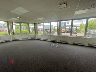 High-quality office space of 244 m² with 241 m² of warehouse space for rent.Located just 700 m from the Brussels Ring (R0) access and exit at...