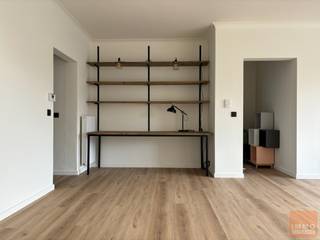 <span>Zoek je een trendy volledig gerenoveerd 2 slpkm. appartement in Wilrijk dan is dit de plek voor jou. Gelegen op de bovenverdieping van een kleinschalig gebouw van 2 hoog.</span><br /><span>Via de A12 en E19 ben je zo in Antwerpen, Mechelen en Brussel en met de fiets door het Edenpark op 10 min. aan winkelcentrum Bist en UZA Antwerpen.</span><br /><span>Via de kleine inkomhal kom je in de zonnige, zeer ruime woonkamer met open keuken en keukeneiland met hoogwaardige smeg toestellen. Aan de achterzijde bevinden zich de 2 slaapkamers (</span><span>13 en 11m2</span><span>), de vernieuwde badkamer met douche en bad, apart toilet en de berging met wasmachine en droogkast. Op -1 heb je nog een kelderberging. Het appartement is semi bemeubeld (op maat gemaakt stalen bureau, barstoelen aan het keukeneiland, stalen keukenrek en op maat gemaakte gordijnen).</span><br /><span>Gloednieuwe condensatieketel gas en nieuwe vlakke radiators, elektriciteit conform, ramen met dubbel hoogrendementsglas. EPC label D. EPC werd opgemaakt voor de renovatie. Provisie gem.lasten 85€/maand (provisie water,elek.+water gem.delen, syndic)</span><br /><span>Ideale plek voor een starterskoppel of expat; je kan meteen verhuizen.Max.2 personen.</span><br /><span>We starten met een huurcontract voor 1 jaar eventueel te verlengen na overleg. Huurwaarborg 3 maand.</span><br /><span>Voor meer info: Ann 0475/28 00 02. Bezoeken op dinsdag of vrijdag. <strong>Vrij vanaf 1/10/25.</strong></span><br /> 