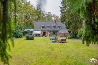 <p><span>Rustig gelegen verrassend ruime en hip ingerichte villa met o.a. grote leefruimte, bureel, 4 slaapkamers, 2 badkamers en dubbele inpandige garage omgeven door een ruime en lichte tuin van 4.475 m².</span></p><p><span> </span></p><p><span>Gelijkvloers:</span></p><p><span>Inkomhal met vide op een tegelvloer met vestiairehoek en gastentoilet met handenwasser. Dubbele deuren naar de grote living onderverdeeld in een verhoogde zitkamer met openhaard, een eetplaats en aparte verlaagde bureelruimte. Aansluitend een aangename lichte oranjerie op een arduinenvloer met toegang tot de tuin en terras. De leefruimtes genieten veel lichtinval door de ramen rondom. </span></p><p><span>Vanuit de leefruimte en de inkomhal toegang tot de moderne en luxe keuken op natuurstenen vloer met kookeiland uitgerust met o.a. een dubbele spoelbak, combi stoom/heteluchtoven, combi hete lucht/microgolfoven, hete lucht-oven, 2 apothekerskasten, microgolfoven, vaatwasser, inductie kookplaat, ingemaakte dampkap en Amerikaanse koelkast. De keuken geniet veel lichtinval en een mooi zicht op de tuin dankzij de grote schuifdeur naar het terras. Aanpalende voorraadruime met airco. Verder is er een bijkeuken/wasplaats. Inpandige dubbele garage met automatische poorten en ingemaakte kasten. De CV-installatie en elektra zijn hier ook ondergebracht. </span></p><p><span><br />1e verdieping: </span></p><p><span>Via een houten trap toegang tot de nachthal op de eerste verdieping op laminaatvloer. Masterunit bestaande uit een grote slaapkamer en een moderne badkamer met een inloopdouche, lavabo en wc. Verder op deze verdieping nog 3 ruime slaapkamers waarvan 1 met een vaste trap naar de zolderverdieping en 1 opgedeeld in twee (slaap)kamers of bureel met slaapkamer.  2e badkamer uitgerust met o.a. douche, toilet en dubbele lavabo. </span></p><p><span><br />Zolderverdieping:     </span></p><p><span>Via een vaste trap in een van de slaapkamers toegang tot de grote zolderruimte op betonvloer welke eventueel nader ingericht kan worden. </span></p><p><span><br />Kelderverdieping: </span></p><p><span>Middels een trap vanuit de bergruimte toegang tot de bergkelder. </span></p><p><span><br />Tuin: </span></p><p><span>Mooi aangelegde en goed onderhouden tuin, volledig omheind met automatische toegangspoort. Ruim terras aan de achterzijde van het huis, deels overdekt. Aan de voorzijde een oprit, carport en ruime parking in kasseien.</span></p><p><span> </span></p><p><span>Bijzonderheden:</span></p><ul><li><span>Verwarming middels warmtepompen en mazout installatie.</span></li><li><span>Camerabewaking en alarminstallatie (binnen en buiten)</span></li><li><span>Zeer rustig in het groen gelegen nabij Heide-Kalmthout en Putte–Kapellen.</span></li><li><span>Zeer degelijk gebouwd en goed onderhouden.</span></li><li><span>Moderne luxe keuken</span></li></ul><p><span> </span></p><p><span> </span></p><p><span> </span></p><p><span> </span></p>