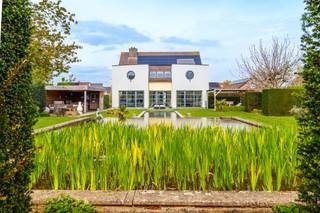 Op een strategische toplocatie, waar Heule en Gullegem naadloos samenkomen, bevindt zich deze tot in de puntjes verzorgde villa. Gelegen op een perceel van 2300 m², biedt deze eigendom een combinatie van uitstekende bereikbaarheid en absolute geborgenheid.U wordt verwelkomd in een imposante inkomhal met gastentoilet. De leefruimte is het hart van de woning, het salon en de eetplaats vloeien harmonieus in elkaar over. Door de kamerhoge raampartijen en de oriëntatie baadt de volledige ruimte in het licht. Het zicht op de prachtig aangelegde tuin en de zwemvijver is magnifiek. De keuken met aanpalende wasberging en het bureel maken het plaatje compleet.De nachthal, vernieuwd in 2024, leidt naar vier volwaardige slaapkamers, waarbij de extra mezzanine zorgt voor toegang tot een zolderberging. De badkamer is voorzien van een inloopdouche, ligbad, dubbel lavabomeubel en een toilet.De buitenruimte is ontworpen met oog voor detail en beleving. Met de sfeervolle pergola, de poolhouse, en de zwemvijver biedt de tuin op elk moment van de dag een unieke sfeer.Extra troeven: - 18 zonnepanelen + zonneboiler - Kelderverdieping met een werkatelier en extra opslagruimte- Dubbele carportBent u klaar om deze woonbeleving in Heule zelf te ervaren? Neem dan contact op met Michelle (0493/25 46 81- michelle.decoutere@dewaele.com)De eigendom wordt aangeboden via de Pre-sale formule. Van 04/05/2026 om 09:00 tot 09/05/2026 om 14:30 kan u de woning op afspraak komen bezichtigen en een bod uitbrengen. De vermelde prijs is een instelprijs. Voor meer info, gelieve contact op te nemen met de dossierverantwoordelijke.Bestuursmaatregelen in het maatregelenregister: nee