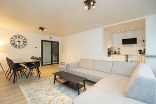 <p><span> </span></p><p><span>Wonen in de rustige Groenenhoek, vlakbij Berchem station?  In dit gerenoveerde appartement op de tweede verdieping van een kleinschalig gebouw vind je licht, ruimte en comfort. De moderne keuken, de luchtige leefruimte en het terras met open zicht maken dit een bijzonder fijne plek om thuis te komen. Energiezuinig (EPC B) én met airco in de master bedroom!</span></p><p><span> </span></p><p><span>Slim ingedeeld en stijlvol gerenoveerd</span></p><p><span>Je komt binnen via de hal, waar meteen de industriële glazen deur met zwart frame opvalt. Achter die deur ligt de grote leefruimte van maar liefst 34 m² op lichte vloer, met een gezellige zithoek en ruime eettafel. De kamer baadt in het licht dankzij de brede raampartijen en is voorzien van elektrische rolluiken (bedienbaar met afstandsbediening) en een slimme thermostaat.  De witte, open keuken werd in 2019 volledig vernieuwd en heeft alles wat je nodig hebt: inductiekookplaat, combi-oven, ijskast, diepvries, stijlvolle dampkap en veel kastruimte. Alles in frisse, moderne stijl met een werkblad in houtlook en witte wandtegels. Ook hier is veel natuurlijk licht dankzij een raam naar de straatzijde.</span></p><p><span> </span></p><p><span>Comfortabel, rustig slapen en vernieuwde badkamer</span></p><p><span>De master bedroom van 14 m² heeft directe toegang tot het terras en is uitgerust met airco, parketlaminaat en elektrische rolluiken. De tweede slaapkamer (12,5 m²) is eveneens afgewerkt met parketlaminaat en biedt ruimte voor een logeer- of kinderkamer, of voor een comfortabel thuiskantoor.  De badkamer is volledig vernieuwd met moderne, grijze wand- en vloertegels, een zwarte regendouche, wit badkamermeubel met zwarte grepen, en een praktisch afzuigsysteem. In de aparte berging is er een aansluiting voor wasmachine en droogkast. Het apart toilet is netjes afgewerkt met witte en grijze tegels en een hangtoilet.</span></p><p><span> </span></p><p><span>Zalig wonen in de Groenenhoek</span></p><p><span>Dit appartement ligt in een rustige straat met weinig passage, in de geliefde wijk Groenenhoek. Je bent hier op wandel- of fietsafstand van het Te Boelaarpark, scholen, supermarkten en gezellige cafés. Het station van Berchem ligt op slechts 5 minuten fietsen, en via de nabijgelegen Ring en invalswegen ben je zo de stad uit.</span></p><p><span> </span></p><p><span> </span></p>
