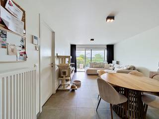 Indeling: 3e VERDIEPING.: - lichtrijke leefruimte (23m²)- open keuken voorzien van alle hedendaagse toestellen- ruim terras (15m²) - slaapkamer (10m²) - badkamer met inloopdouche, lavabomeubel en toilet (6m²) - bergruimte met aansluiting voor wasmachine. Inclusief ondergrondse autostaanplaats en kelderberging.Algemeen: - gemeenschappelijke kosten: € 50?00/maand- beschikbaar vanaf 01/09/2026!Wenst u dit appartement te bezichtigen? Surf dan snel naar www.dewaele.com en vraag uw bezoek aan.