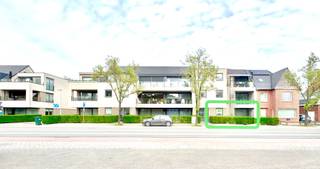 Jong, ruim gelijkvloers appartement in rustige residentie "Cateau II"; Indeling: inkomhal met 2 deuren in mooie glaspartij; Apart toilet met handwasser; Berging met diepvriezer; woonkamer met ruimte voor eetplaats en salon met zicht op voortuin, aangelegd in natuurstenen tegels en omgeven door een groene haag; Slaapkamer vooraan; Open keuken met alle comfort: vaatwas, elektrische kookplaat, ingebouwde afzuiging, oven, microgolfoven, koelkast,..; nachthal naar badkamer met inloopdouche en wastafel met meubel en spiegel; Ingebouwde kast met wasmachine; Tweede slaapkamer achteraan; Vanuit deze slaapkamer alsook de keuken kan men naar de aangelegde achtertuin met terras; Van hieruit is een directe doorgang naar een privatieve garage met geautomatiseerde sectionale poort, waarlangs men direct weg kan naar de straat; EPC 122 B; Overal hoogrendementbeglazing en cv op aardgas; Beschikbaar: onmiddellijk; Huurprijs en kosten gemene delen: 850 EUR + 60 EUR Per maand, exclusief Gas/Water/Elektriciteit en internet; Info en bezoek: info@elet.immo;
