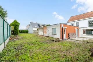 <p>Charmante woning in het centrum van Bornem met grote tuin en veel potentieel.</p>
<p>Deze woning combineert mooie open ruimtes met tal van mogelijkheden om ze volledig naar eigen stijl in te richten. Dankzij de centrale ligging nabij het park en openbaar vervoer geniet je hier van een praktische en aangename woonomgeving. De woning beschikt over vier slaapkamers, een lichtrijke leefruimte en een ingebouwde keuken. De grote tuin vormt een absolute meerwaarde voor wie graag buiten leeft of extra ruimte zoekt voor ontspanning. Een interessante opportuniteit voor wie een huis in Bornem zoekt met karakter en mogelijkheden.</p>
<p> </p>
<p>Belangrijkste ruimtes:<br />• Inkomhal met toegang tot de leefruimtes<br />• Ruime living met veel lichtinval<br />• Volledig ingebouwde keuken met praktische indeling<br />• Bureel ideaal voor thuiswerk of hobbyruimte, kan ook als 4de slaapkamer dienen<br />• Berging met extra opbergruimte<br />• Badkamer met douche, toilet en enkele wastafel<br />• Drie volwaardige slaapkamers<br />• Nachthal met toegang tot de kamers<br />• Zolder bereikbaar via vlizotrap<br />• Kelder voor extra stockage<br />• Grote tuin met veel mogelijkheden</p>
<p>Troeven:<br />• Mooie open ruimtes met aangename lichtinval<br />• Vier ruime slaapkamers<br />• Centrale ligging in Bornem</p>
<p> </p>
<p>Neem vandaag nog contact op met je ERA-makelaar voor een bezoek.</p>
<p>JOUW DROOMHUIS. ZO GEVONDEN!</p>