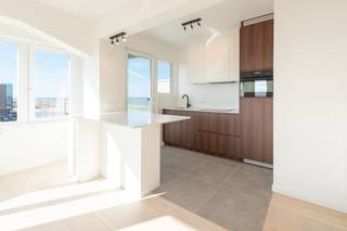 Dit subliem appartement te koop is gelegen op de 5de verdieping van Residentie Beau Soleil te Oostende - Mariakerke. Door de hoekligging geniet u vanuit elke ruimte van een prachtig open uitzicht op zee en/of het hinterland. Indeling: - inkomhal- leefruimte gelegen op de hoek- open geïnstalleerde keuken- terrasje (2m²) met fantastisch zeezicht - berging voorzien van aansluiting voor wasmachine- badkamer voorzien van een inloop regendouche en badkamermeubel met spiegelkast- slaapkamer 1- slaapkamer 2 met aansluitend terrasje - extra kamer op de 6de verdieping (10m²)- afzonderlijk toilet Bovendien beschikt u over een privatieve kelderberging. Pluspunten: - gerenoveerd en instapklaar- 2 terrasjes- positieve elektrische keuring - EPC label B- hoekappartement met de hele dag zon- Prachtig open zijdelings zeezicht- vrij zicht op het hinterland- asbestveiligBent u op zoek naar een appartement met een open zicht? Dan is dit wat u zoekt! Vraag snel een bezichtiging ter plaatse aan.