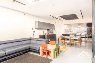 Deze verrassend grote rijwoning zit verborgen achter een mooie gevel, en is gelegen vlakbij het centrum van Lokeren. Via een ruime inkomhal (met gastentoilet) komen we tot in de heel grote leefruimte, waar twee lichtstraten en een groot schuifraam achterin zorgen voor een overvloed aan lichtinval. De keuken is voorzien van alle moderne kookcomfort en veel opbergkasten, en de visueel afgescheiden bureelruimte/leeshoek vormt een mooi verlengstuk van de eethoek. In de zithoek zorgt de haard dan weer voor extra sfeer in de donkere dagen. Achteraan de woning vinden we nog een ruime wasplaats terug (inclusief aparte douche), en een grote hobby of knutselruimte. Helemaal voorin de woning is de badkamer met zowel ligbad als douche ondergebracht. Op de eerste verdieping er rond een centrale gang voorzien in de eerste drie slaapkamers en een tweede toilet, terwijl we aan de achterzijde van de woning een dubbele bureelruimte terugvinden. Helemaal bovenin is de master bedroom ingericht. Deze voelt heel ruimtelijk door het opengewerkte plafond, en beschikt over een heel grote dressing en eigen lavabo. Ben je meer een buitenmens ? Ook dit is hier geen enkel probleem : zowel in de lounge met verstelbaar dak, als in twee leuke zithoeken kan je zeker genieten van de buitenlucht, en dit in een mooie stadstuin. De woning heeft een inpandige garage en deze geeft je tevens directe toegang tot de leefruimte. Inschrijven via mail naar tommy@immo-home.be, geen telefonische inschrijvingen! Volg ons op Fb en Insta. Voor meer info: www.immo-home.be. GRATIS SCHATTING & GRATIS FINANCIEEL ADVIES